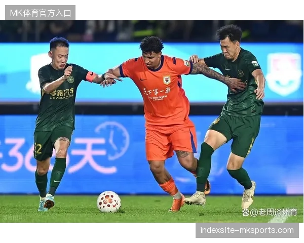 双方主帅临场换人调整成变数，泰山轮换阵容的体能优势或在下半场显现